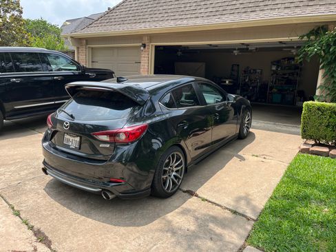 Used 2018 MAZDA MAZDA3 Touring w/ Appearance Package FWD image 2
