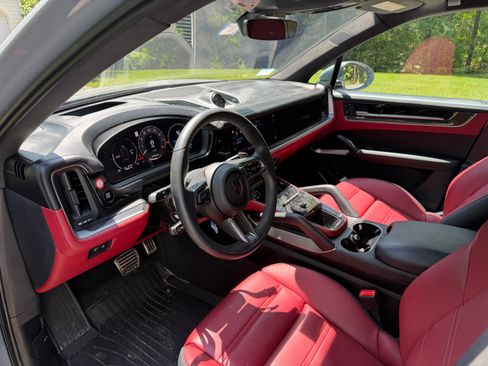 Used 2025 Porsche Cayenne Turbo AWD/4WD image 9