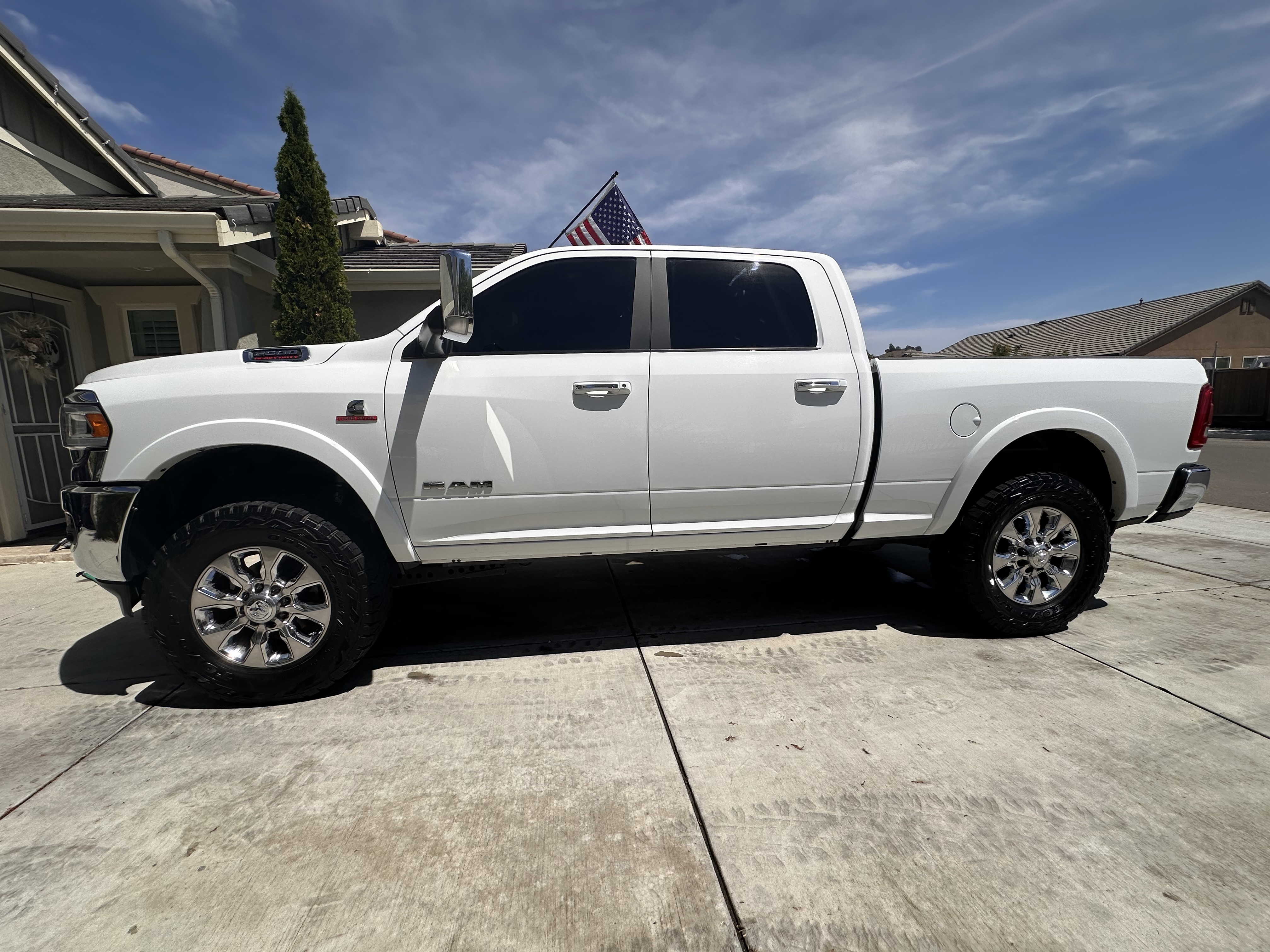 Used 2022 RAM 2500 Laramie AWD/4WD image 1