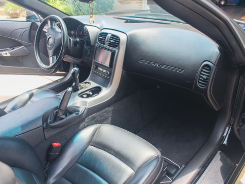 Used 2006 Chevrolet Corvette Coupe w/ Performance Package RWD image 12