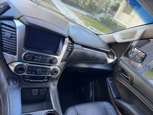 Used 2019 Chevrolet Suburban LT image 9