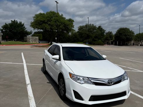 Used 2014 Toyota Camry LE FWD image 2
