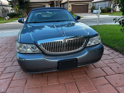 Used 2004 Lincoln Town Car Ultimate RWD image 4