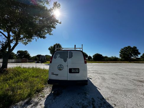 Used 2011 Chevrolet Express 2500 image 8