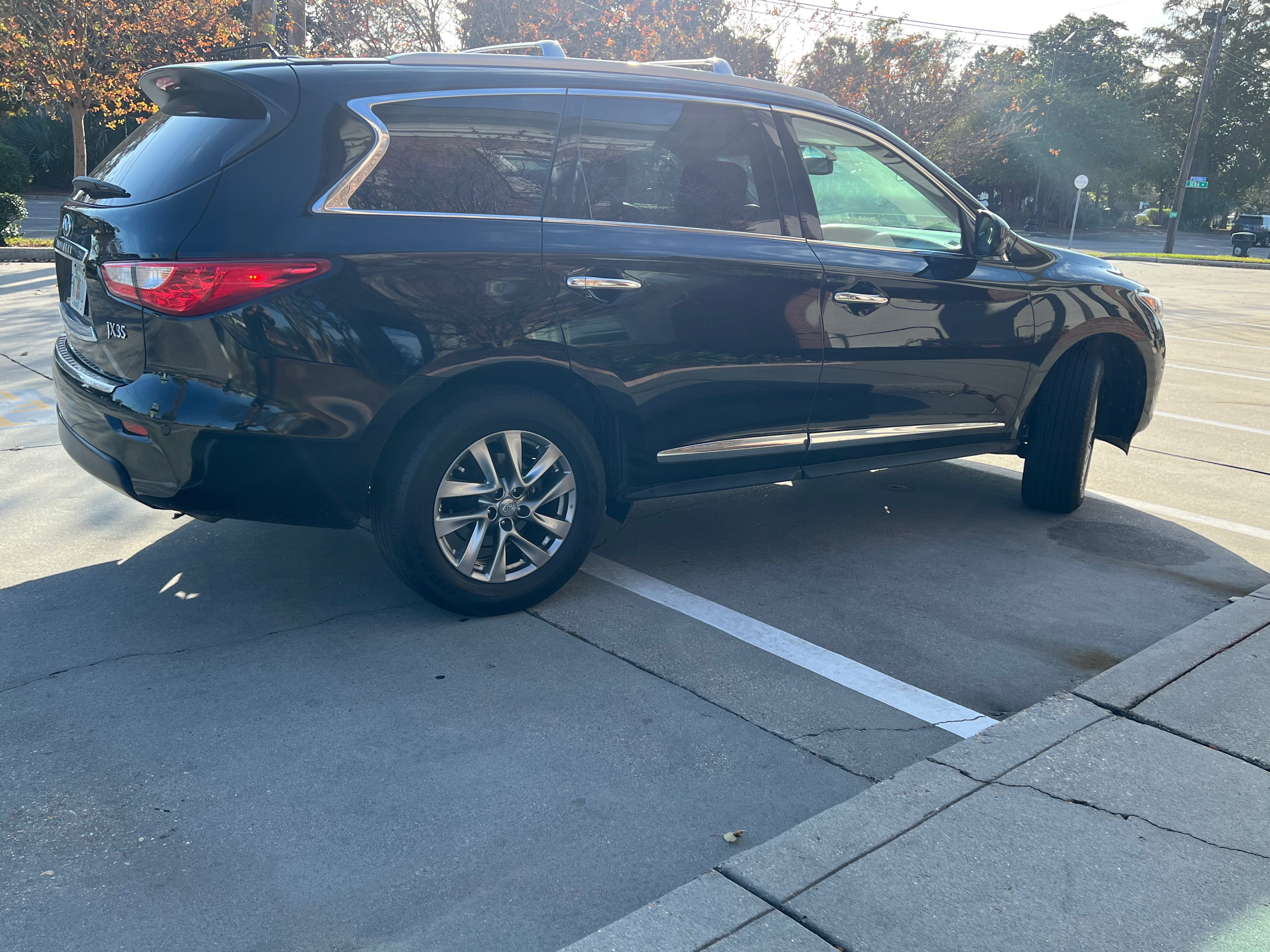 Used 2013 INFINITI JX35 FWD w/ Premium Pkg image 5