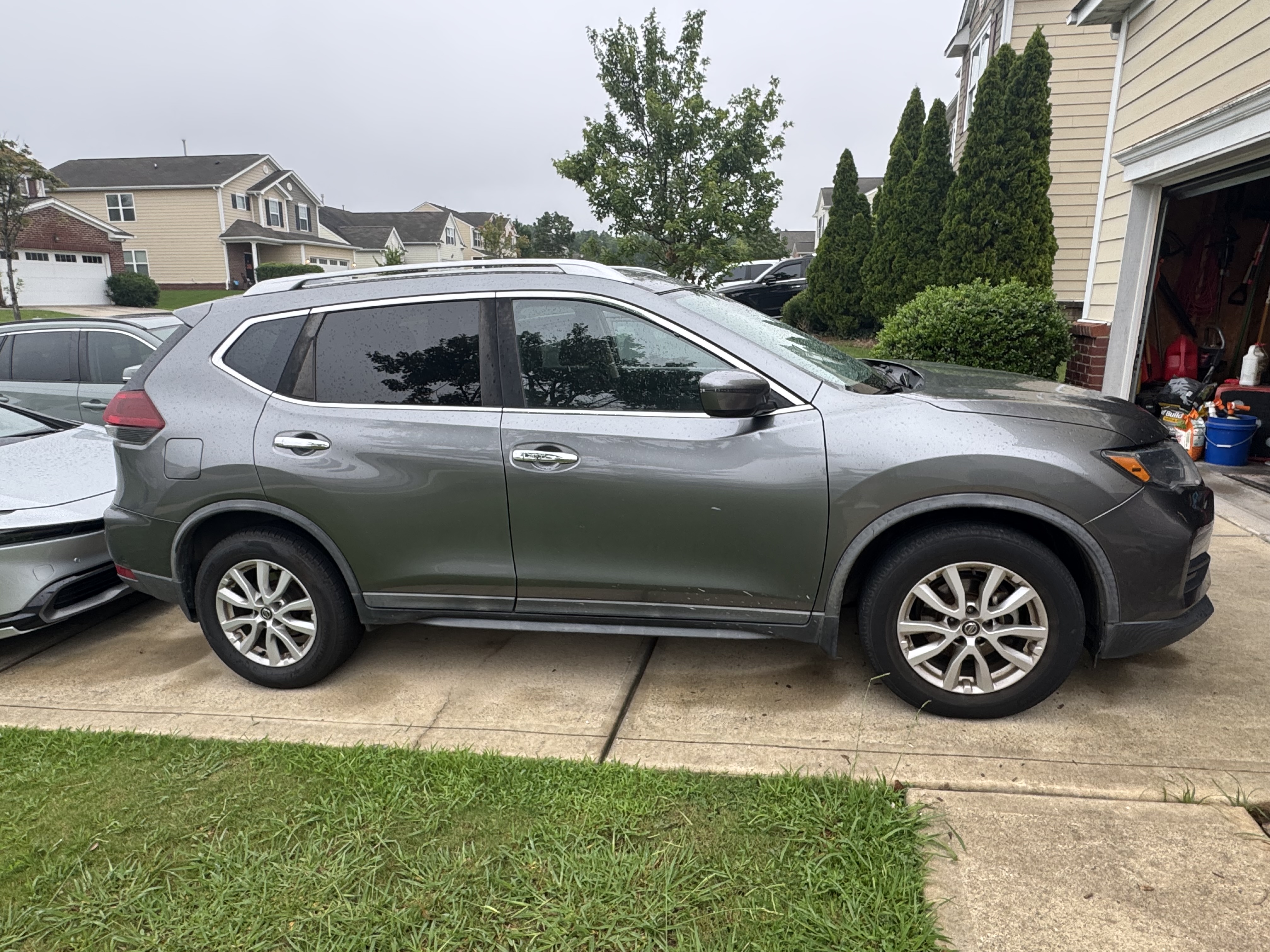 Used 2020 Nissan Rogue SV FWD image 2