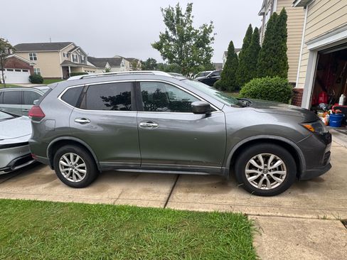 Used 2020 Nissan Rogue SV FWD image 2