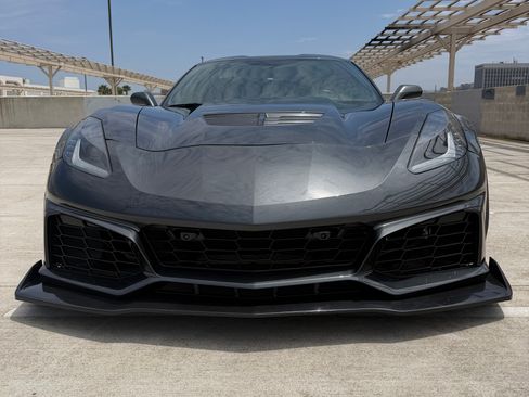 Used 2017 Chevrolet Corvette Z06 RWD image 2