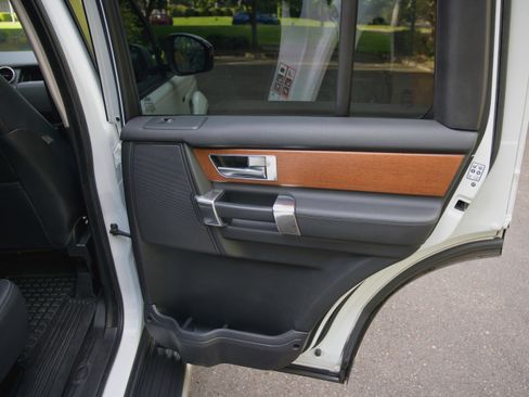 Used 2015 Land Rover LR4 HSE AWD/4WD image 18