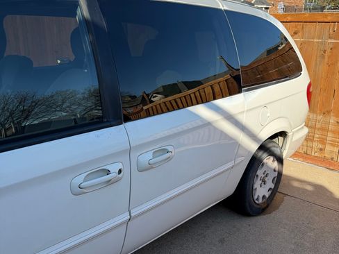 Used 2001 Chrysler Town & Country LX image 4