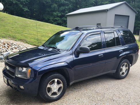 Used 2008 Chevrolet TrailBlazer LT w/ Sun And Sound Package AWD/4WD image 1