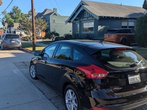 Used 2017 Ford Focus SE image 4