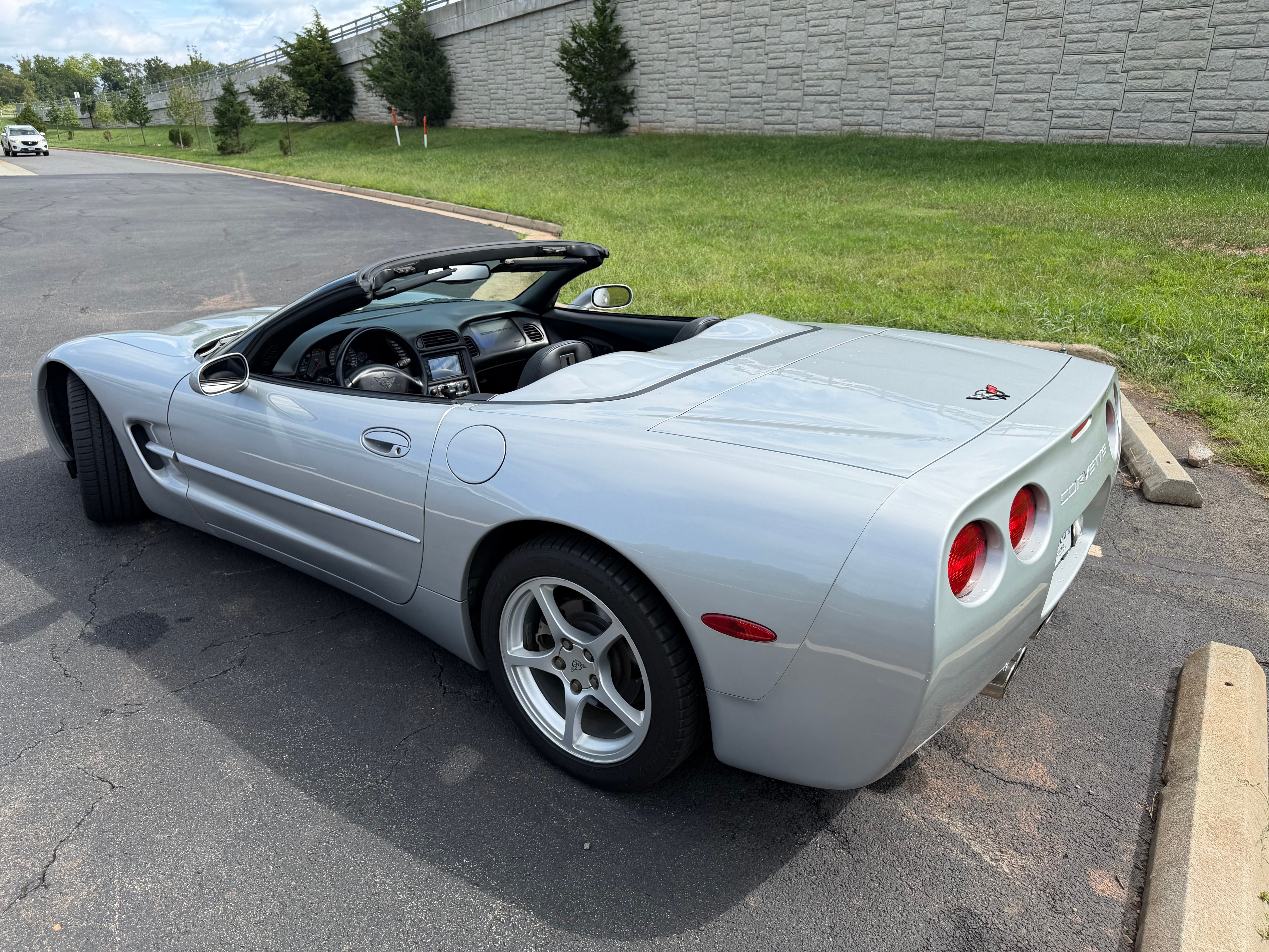 Used 2000 Chevrolet Corvette Convertible w/ Performance Handling Pkg RWD image 9