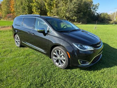Used 2020 Chrysler Pacifica Limited w/ Tire & Wheel Group