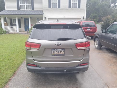 Used 2017 Kia Sorento LX w/ LX Convenience Package image 5