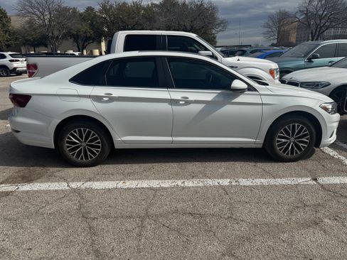 Used 2021 Volkswagen Jetta SE w/ SE Cold Weather Package image 4