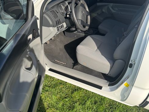 Used 2014 Toyota Tacoma 2WD Regular Cab image 4