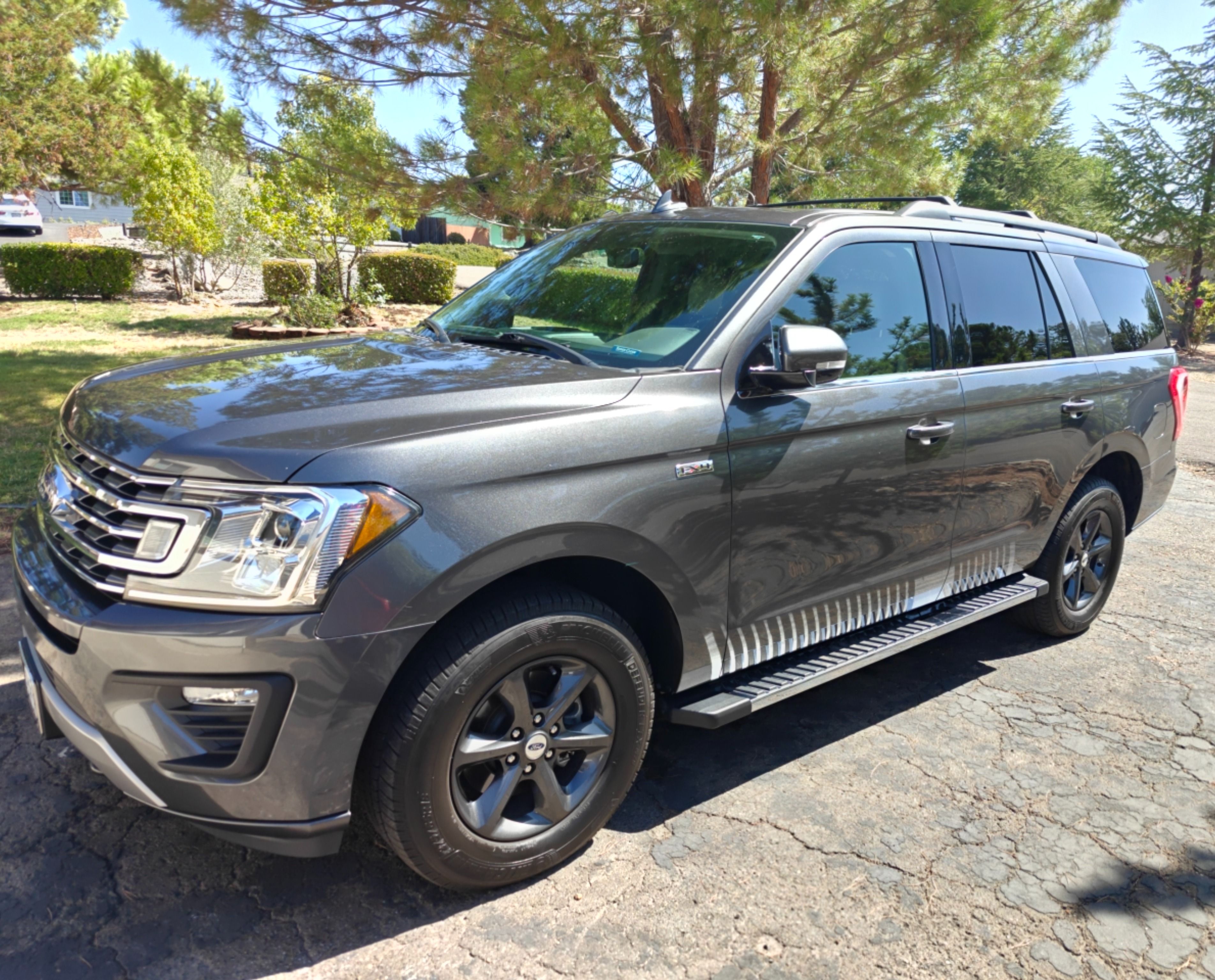 Used 2018 Ford Expedition XLT w/ Equipment Group 202A AWD/4WD image 1