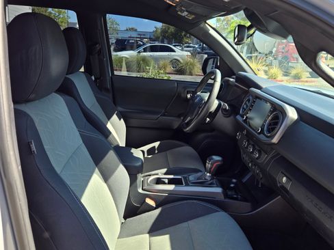 Used 2020 Toyota Tacoma TRD Off-Road w/ Technology Package image 10