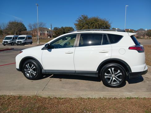 Used 2017 Toyota RAV4 LE image 2