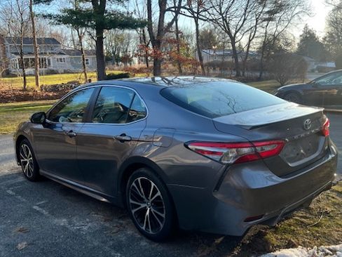 Used 2018 Toyota Camry SE image 2