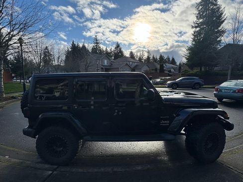 Used 2019 Jeep Wrangler Unlimited Sahara image 6