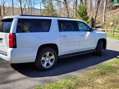 Used 2020 Chevrolet Suburban LT w/ Luxury Package image 5