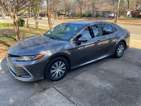 Used 2022 Toyota Camry LE image 9