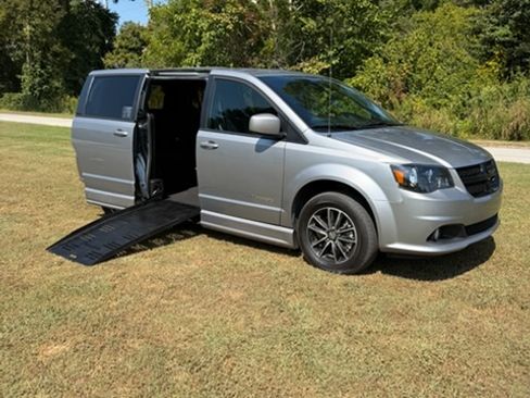 Used 2019 Dodge Grand Caravan SXT w/ Blacktop Package FWD image 10