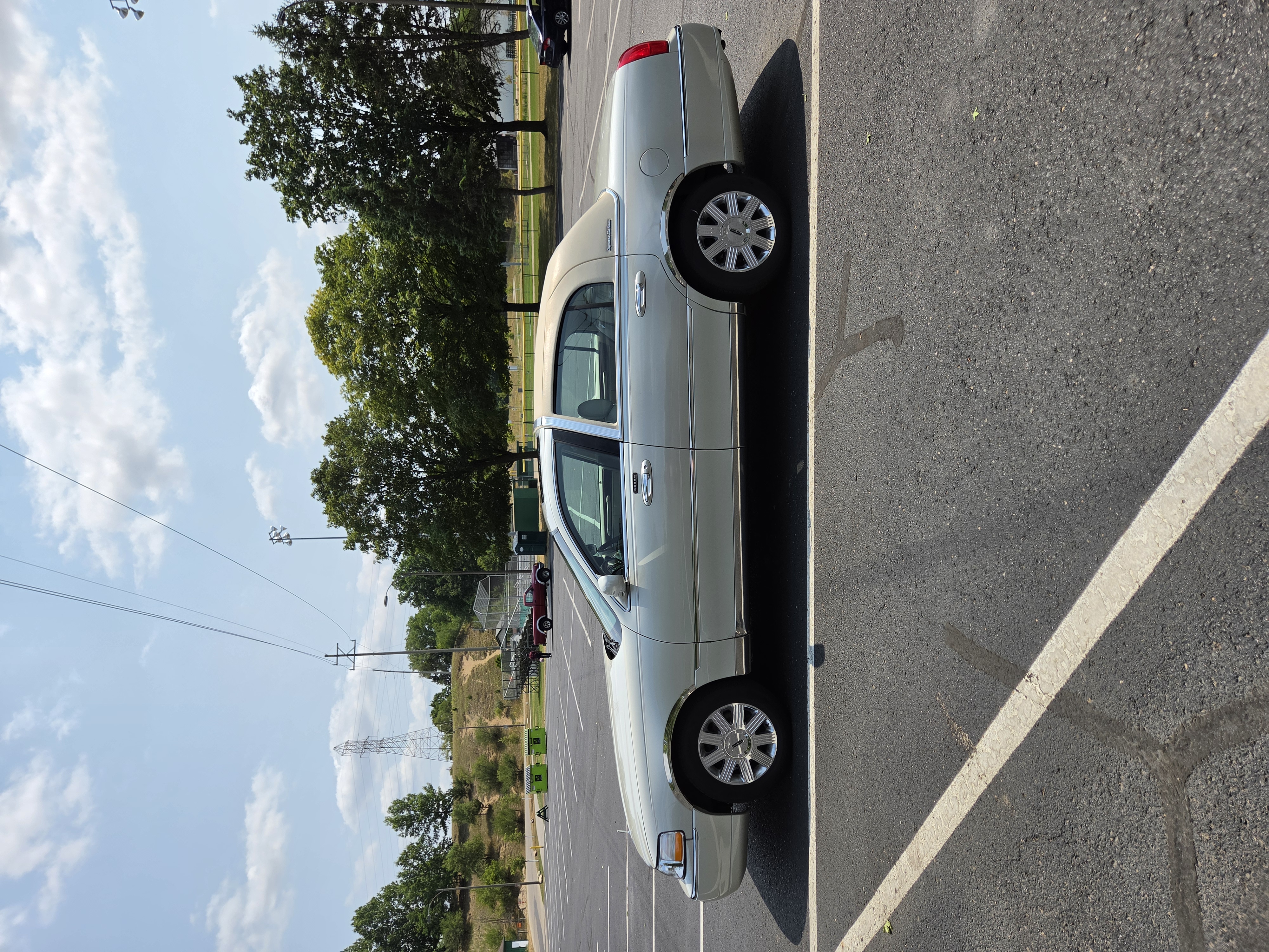 Used 2005 Lincoln Town Car Signature Limited RWD image 5