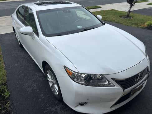 Used 2015 Lexus ES 300h w/ Navigation System Package FWD image 2