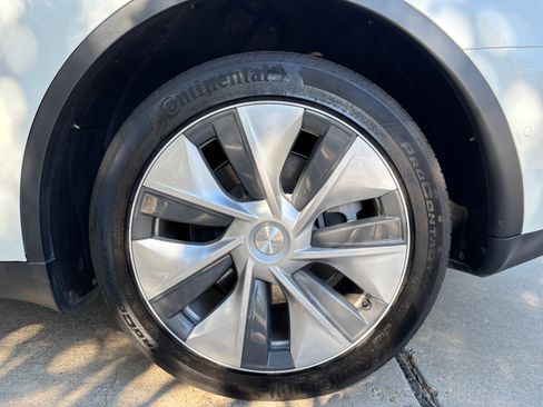 Used 2022 Tesla Model Y Long Range image 11