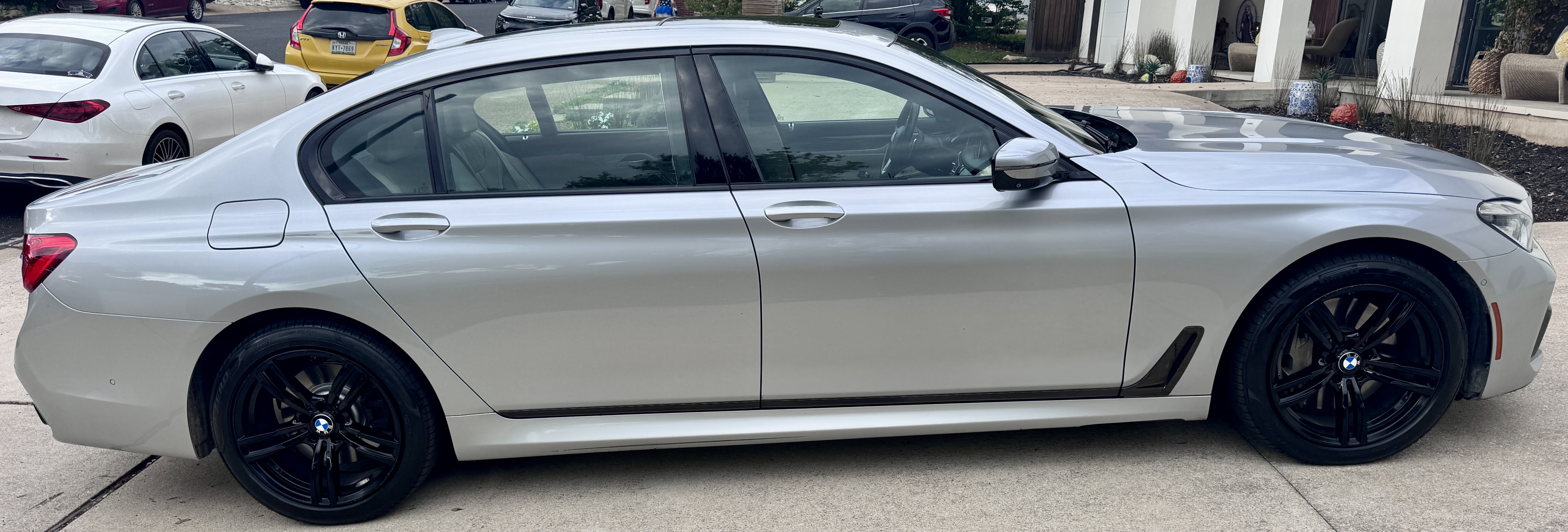 Used 2017 BMW 750i xDrive AWD/4WD image 1