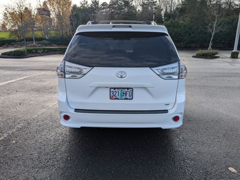 Used 2015 Toyota Sienna SE Premium image 6