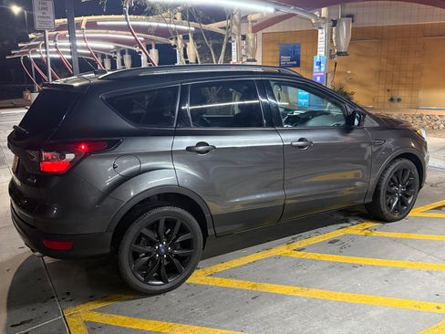 Used 2017 Ford Escape SE w/ Equipment Group 201A image 2