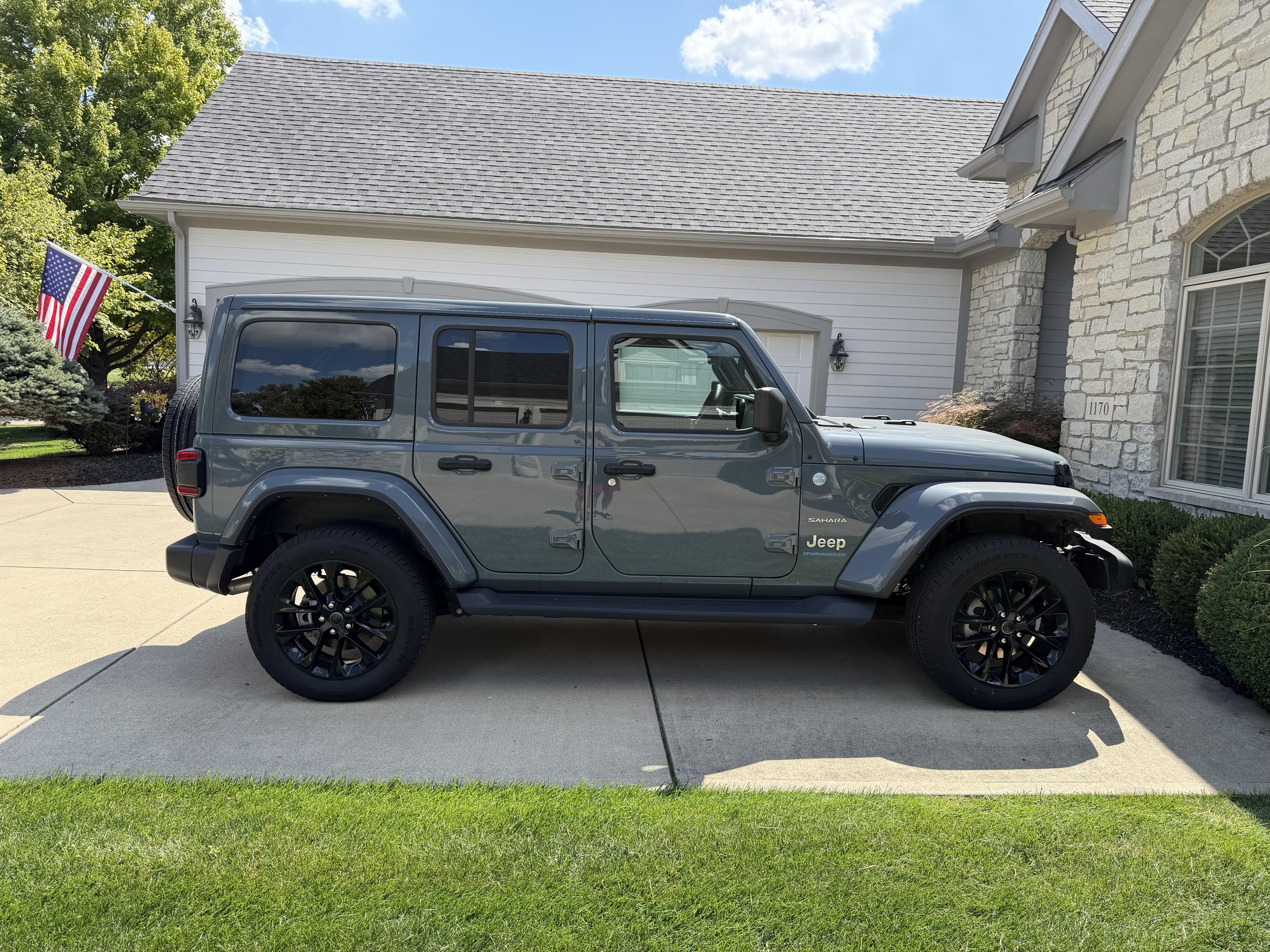 Used 2024 Jeep Wrangler Unlimited Sahara w/ Safety Group AWD/4WD image 2