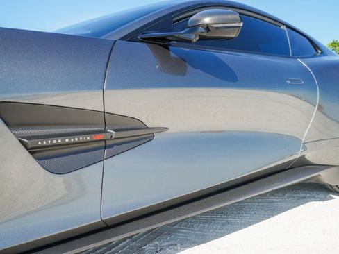 Used 2025 Aston Martin Vanquish RWD image 24