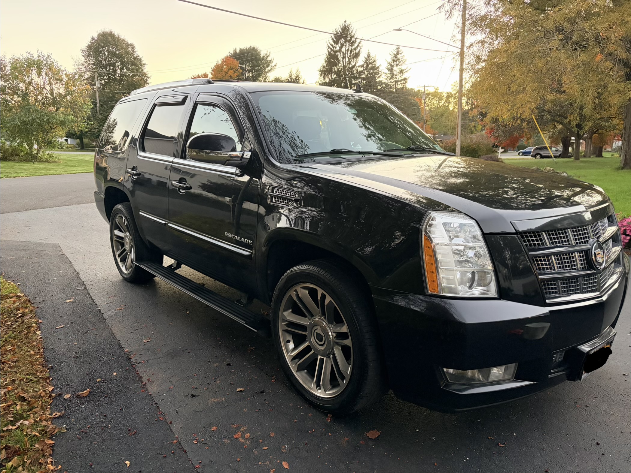 Used 2013 Cadillac Escalade Premium AWD/4WD image 6