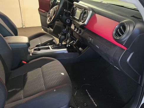 Used 2018 Toyota Tacoma SR5 w/ Four Season Floor Mat Package RWD image 6