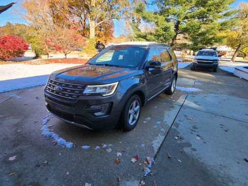 Used 2017 Ford Explorer XLT w/ Equipment Group 202A image 1