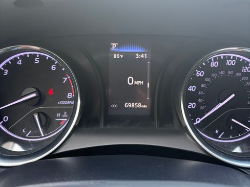 Used 2019 Toyota Camry SE FWD image 5
