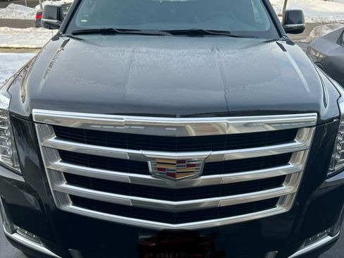 Used 2019 Cadillac Escalade ESV Premium Luxury image 2