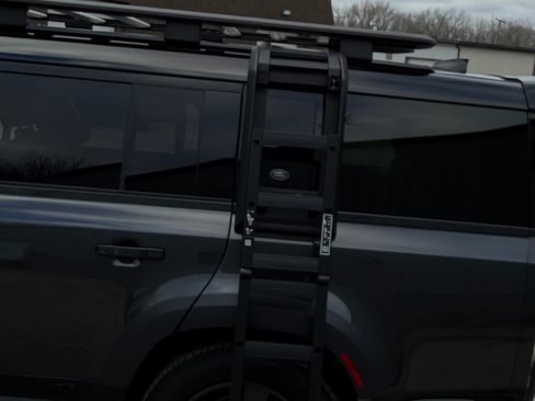 Used 2023 Land Rover Defender 130 X-Dynamic SE image 12