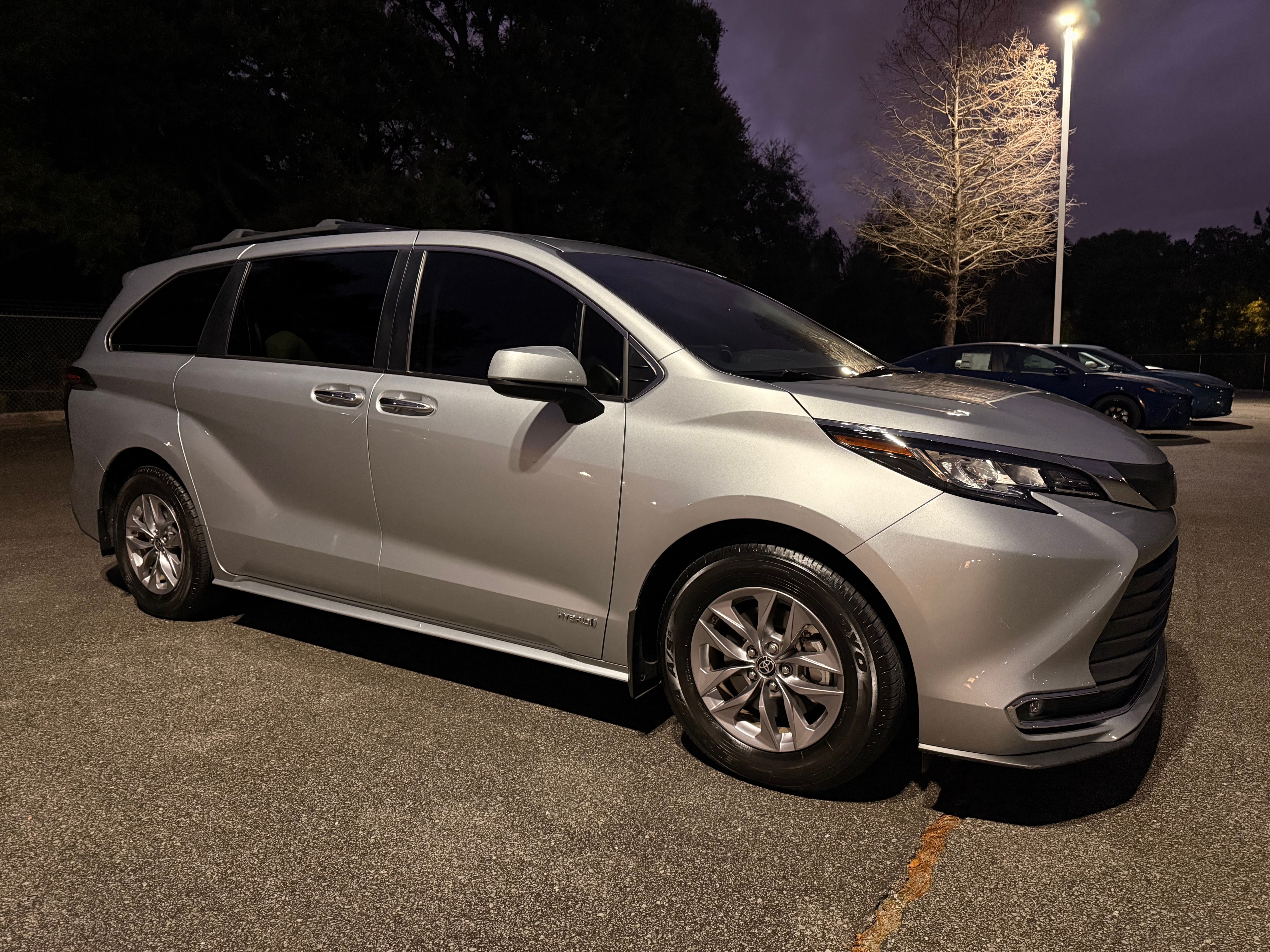 Used 2021 Toyota Sienna XLE w/ XLE Plus Package FWD image 25