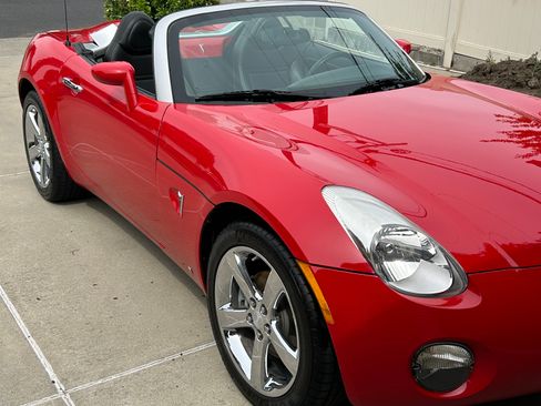 Used 2008 Pontiac Solstice Convertible w/ Premium Package RWD image 1