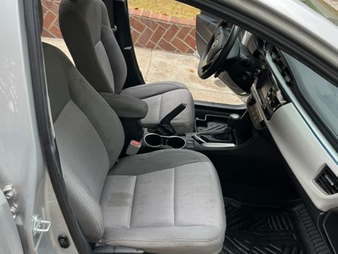 Used 2015 Toyota Corolla LE FWD image 15