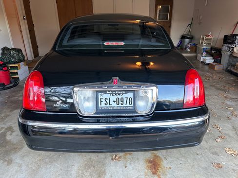 Used 2000 Lincoln Town Car Signature image 2