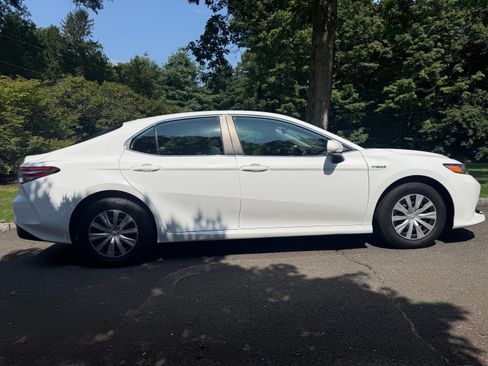 Used 2020 Toyota Camry LE FWD image 6