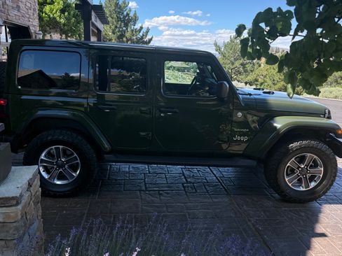 Used 2024 Jeep Wrangler Unlimited Sahara w/ Technology Group AWD/4WD image 17