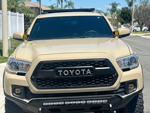 Used 2017 Toyota Tacoma TRD Off-Road w/ Tow Package AWD/4WD image 2